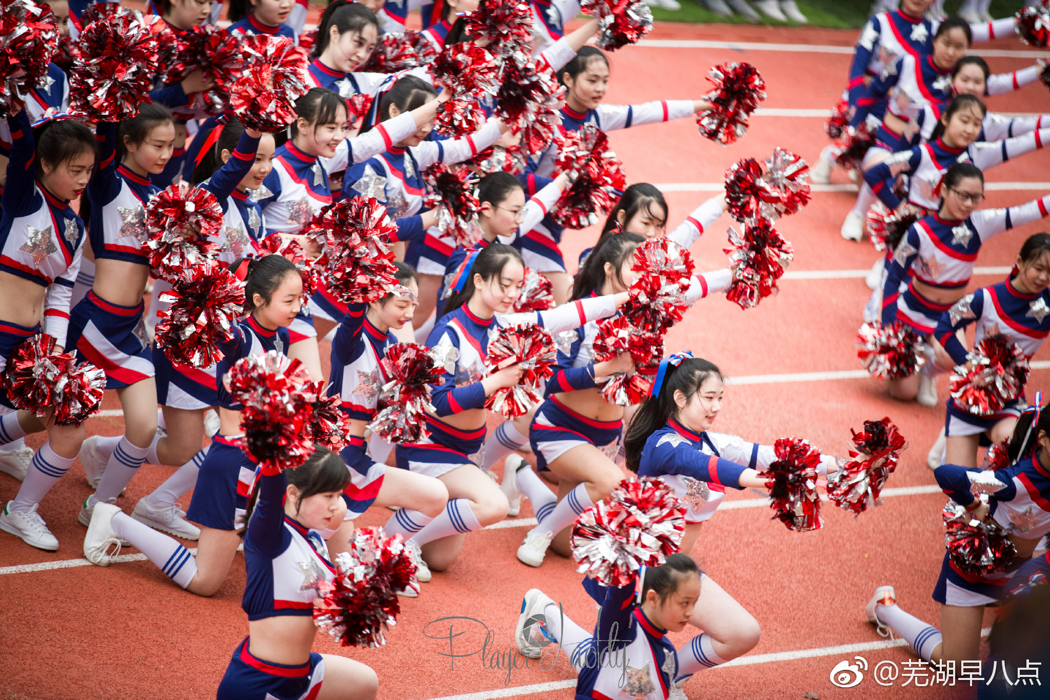 的安徽师范大学附属外国语学校运动会开幕式,各班的入场方阵创意十足