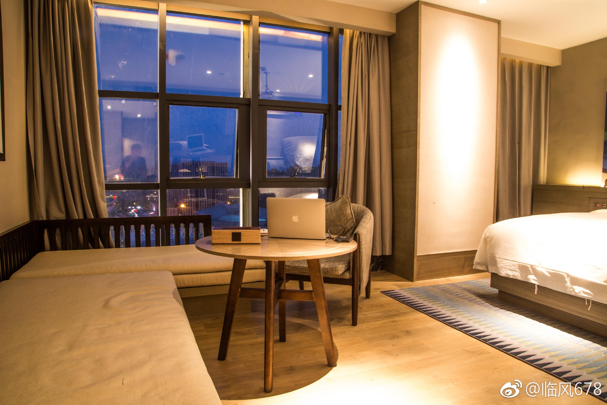 入住在美豪丽致酒店17楼的房间就可以看到美美的夜景