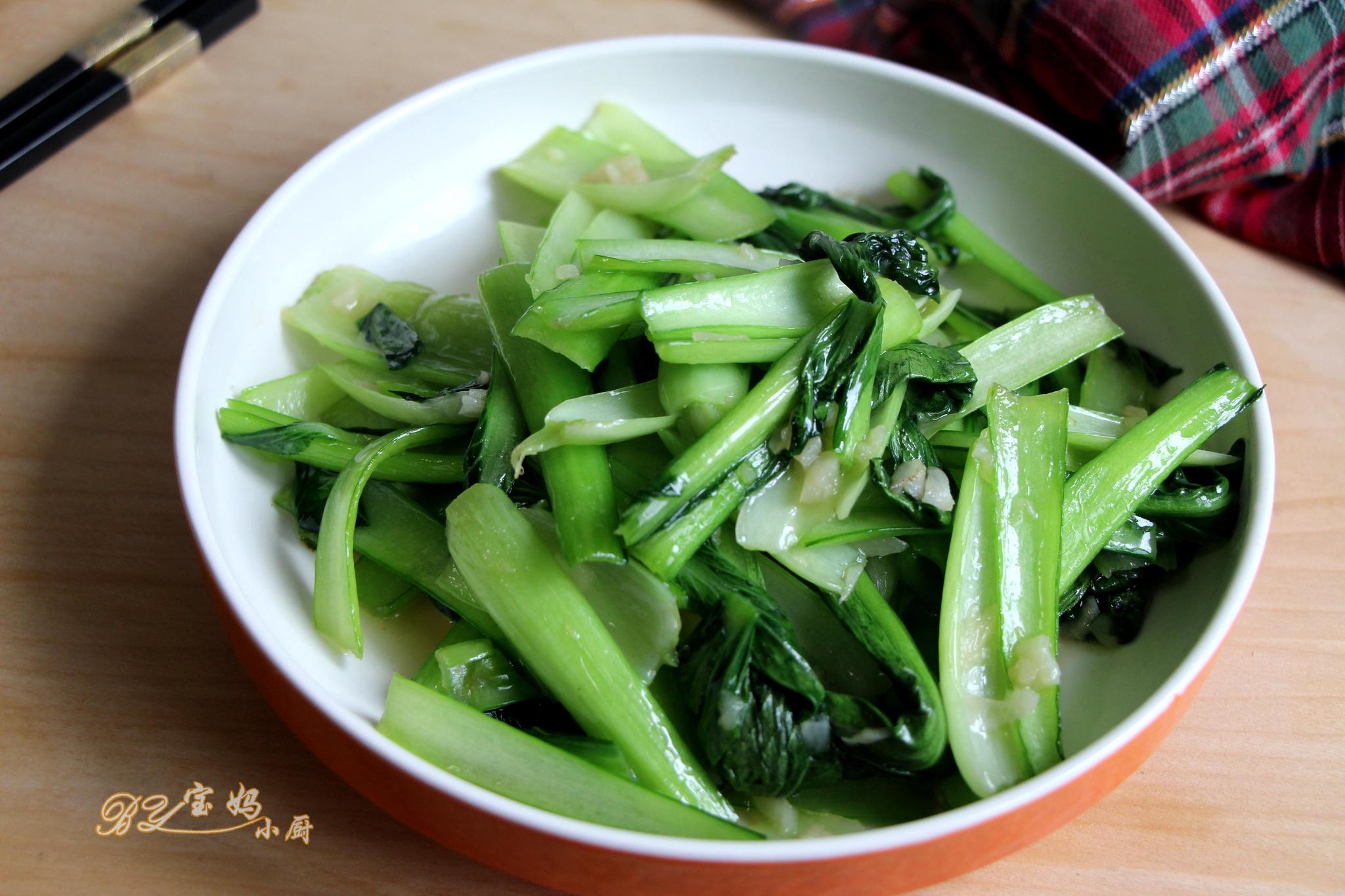 【 蒜蓉小松菜】食材:小松菜240克,大蒜6瓣,盐适量,植物油适量做法:1