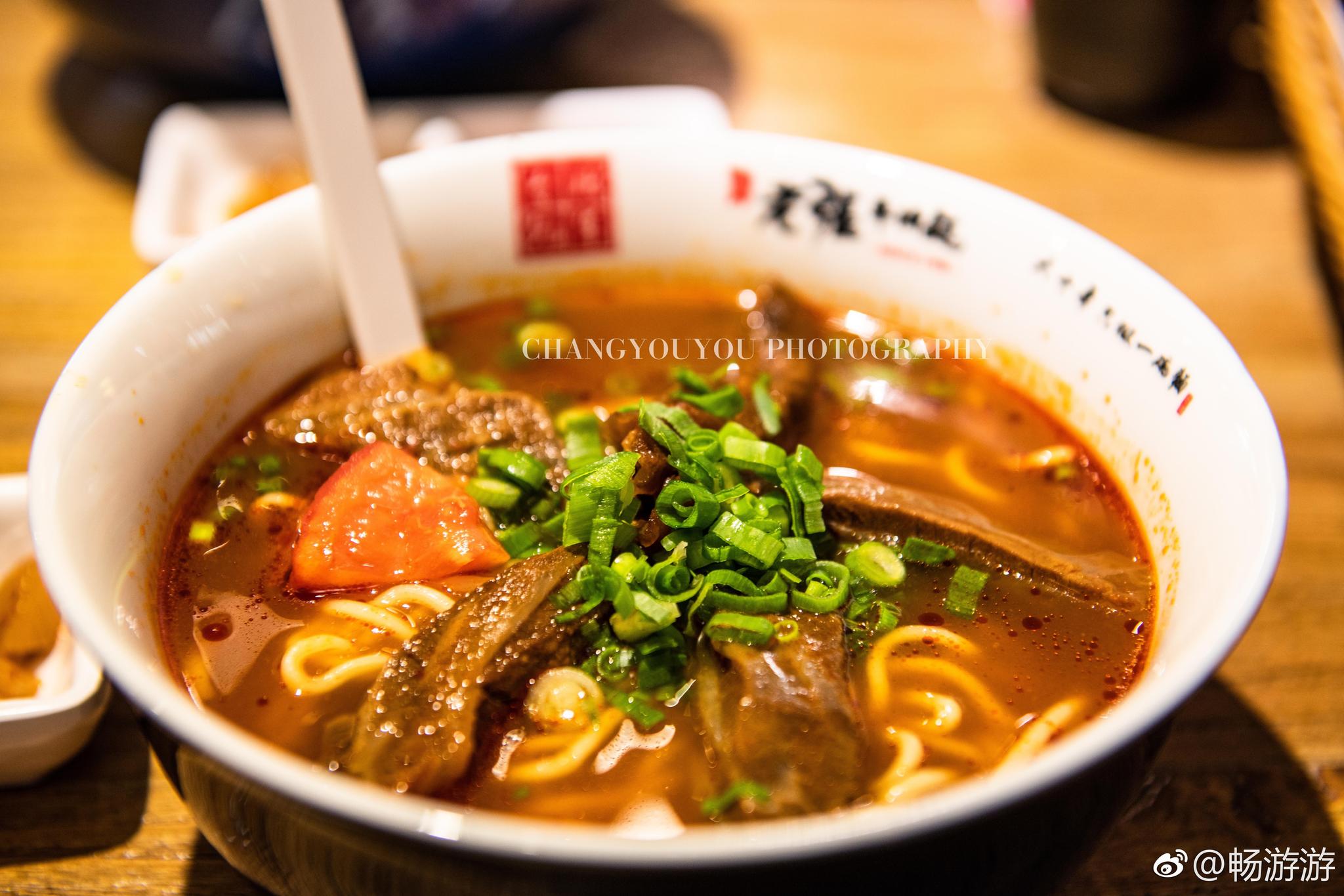 今天来吃牛肉面这家牛肉面是舌尖上的中国第二季中台湾老张牛肉面连