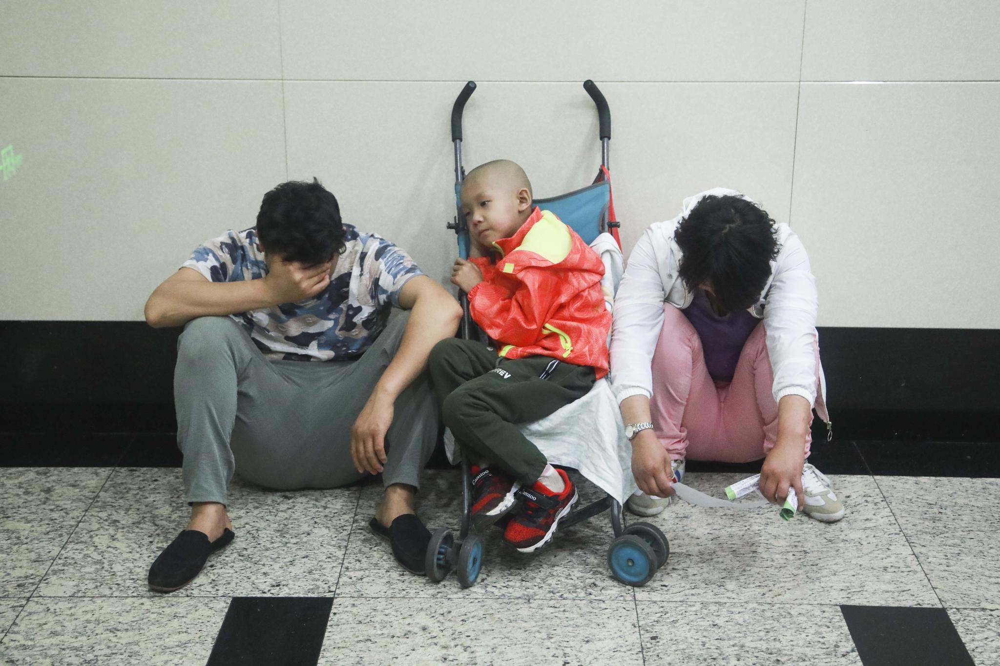 6岁重症男孩害怕被爸爸遗弃 自学舞蹈讨父母欢心 背后故事心酸