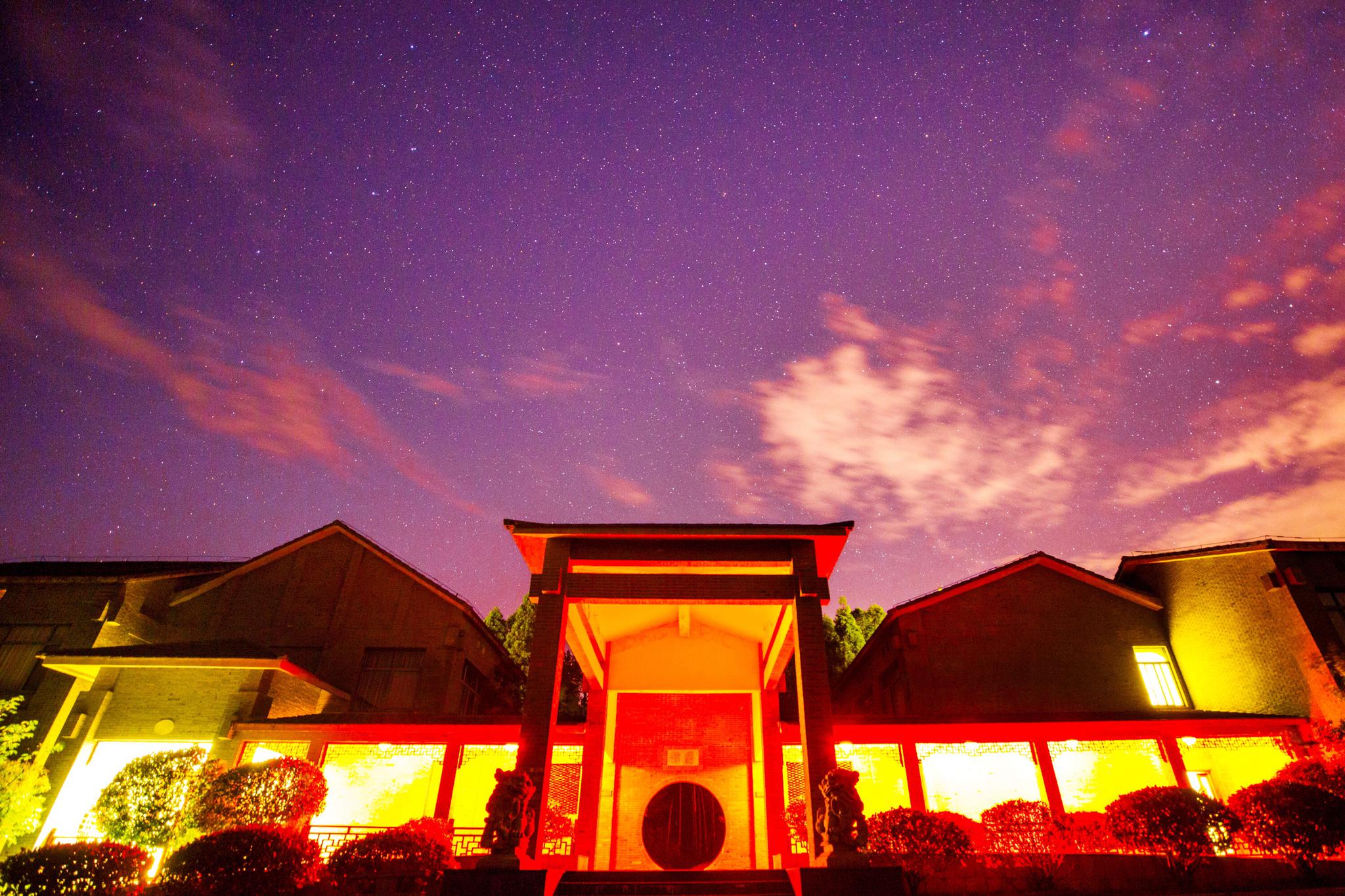 午夜在苍南玉苍山拍摄的星空云有点多但不妨碍它的美丽