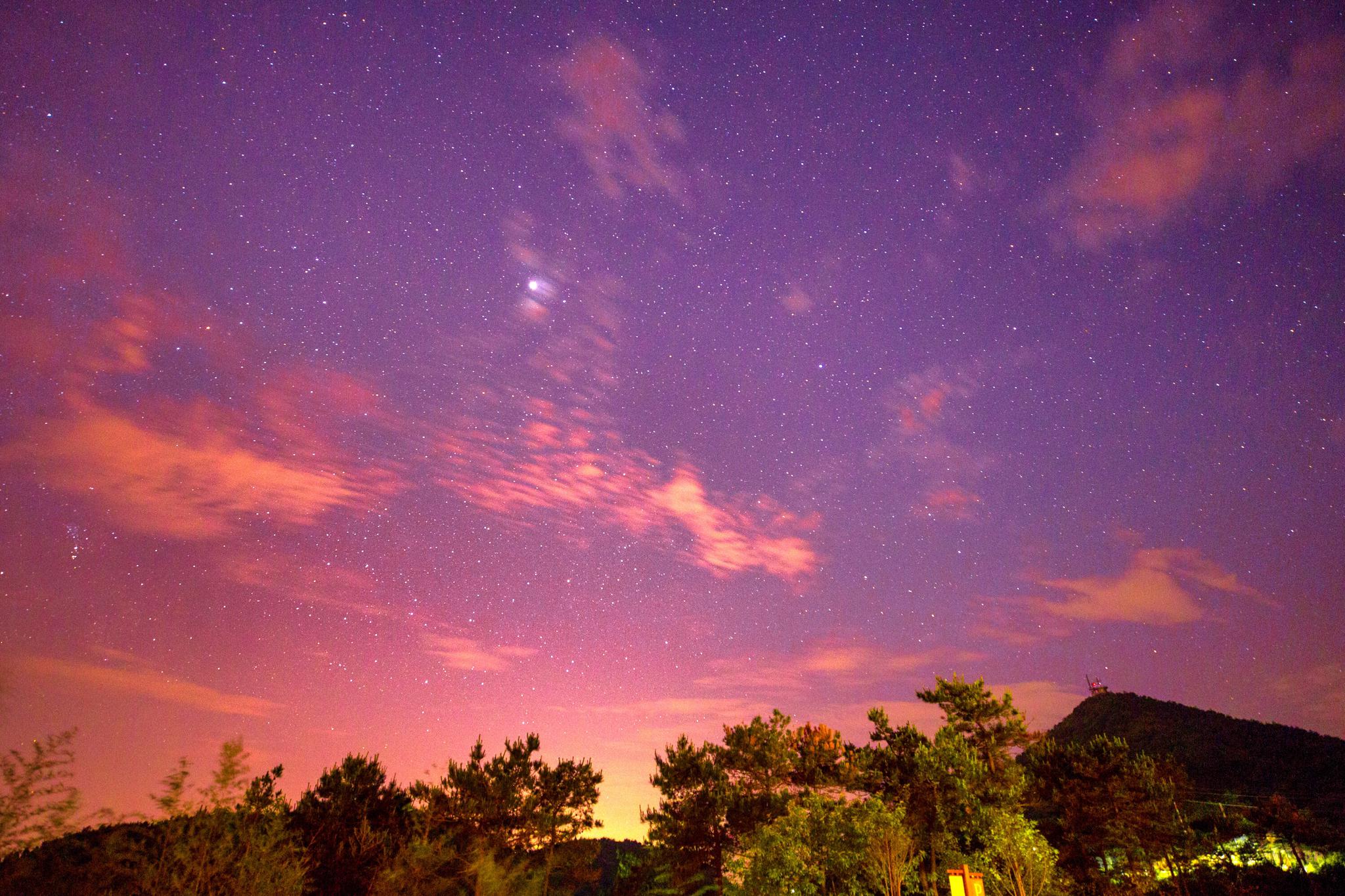 午夜在苍南玉苍山拍摄的星空云有点多但不妨碍它的美丽