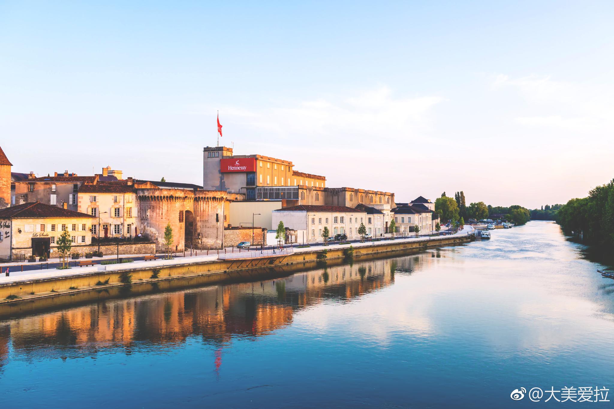 位于法国西南部的一个叫做干邑的小镇距离巴黎大约512公里