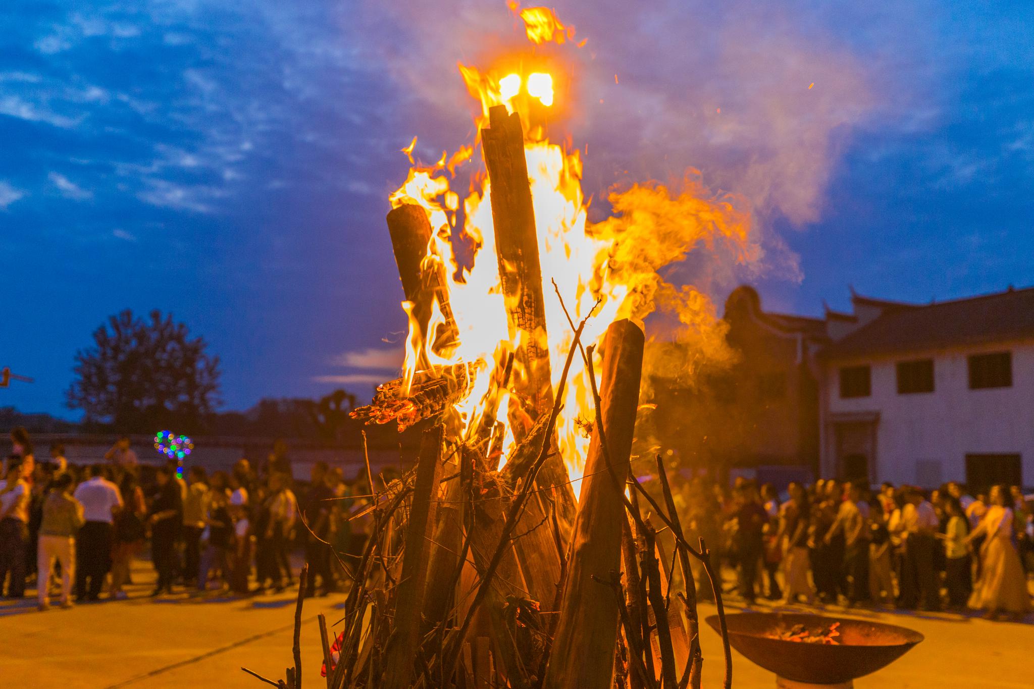 新疆人文地理丨巴州和静县21届东归那达慕大会举行篝火晚会