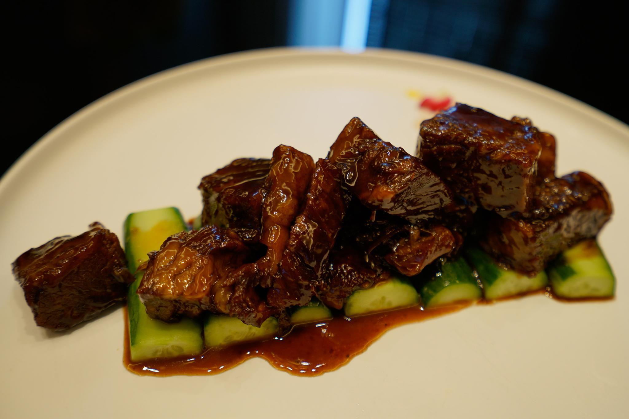 东坡小牛肉:烧的很入味的样子,桌子转了一圈回来的时候剩了一小块了