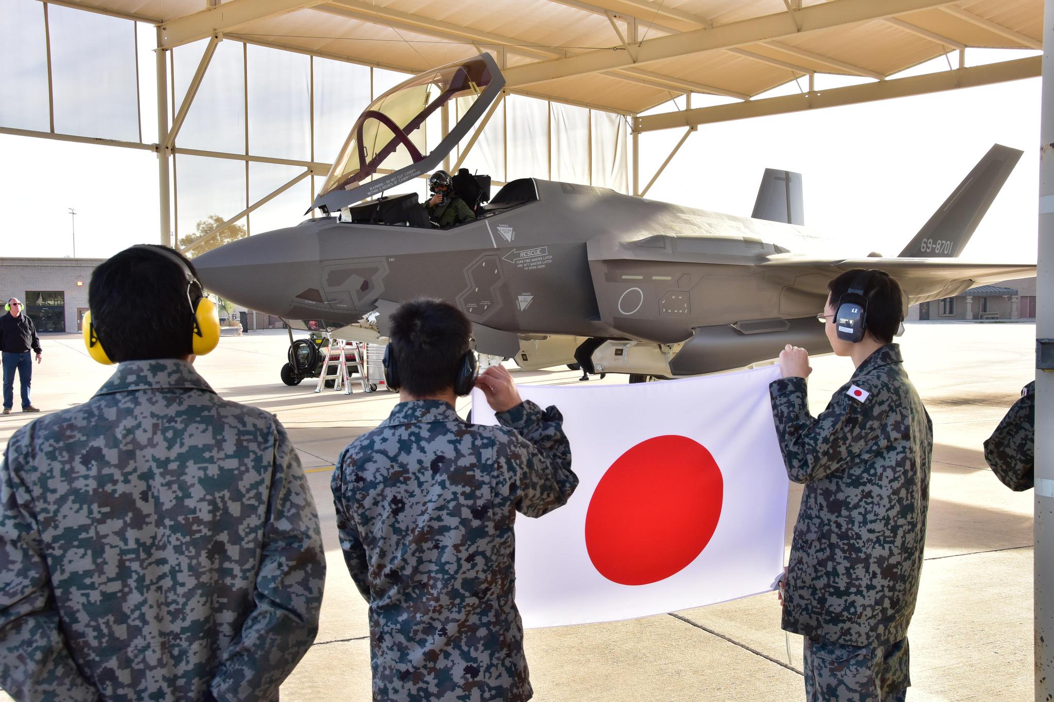 卢克基地驻训的5架f-35a战机,成功返回日本国内,同样驻扎在三泽基地