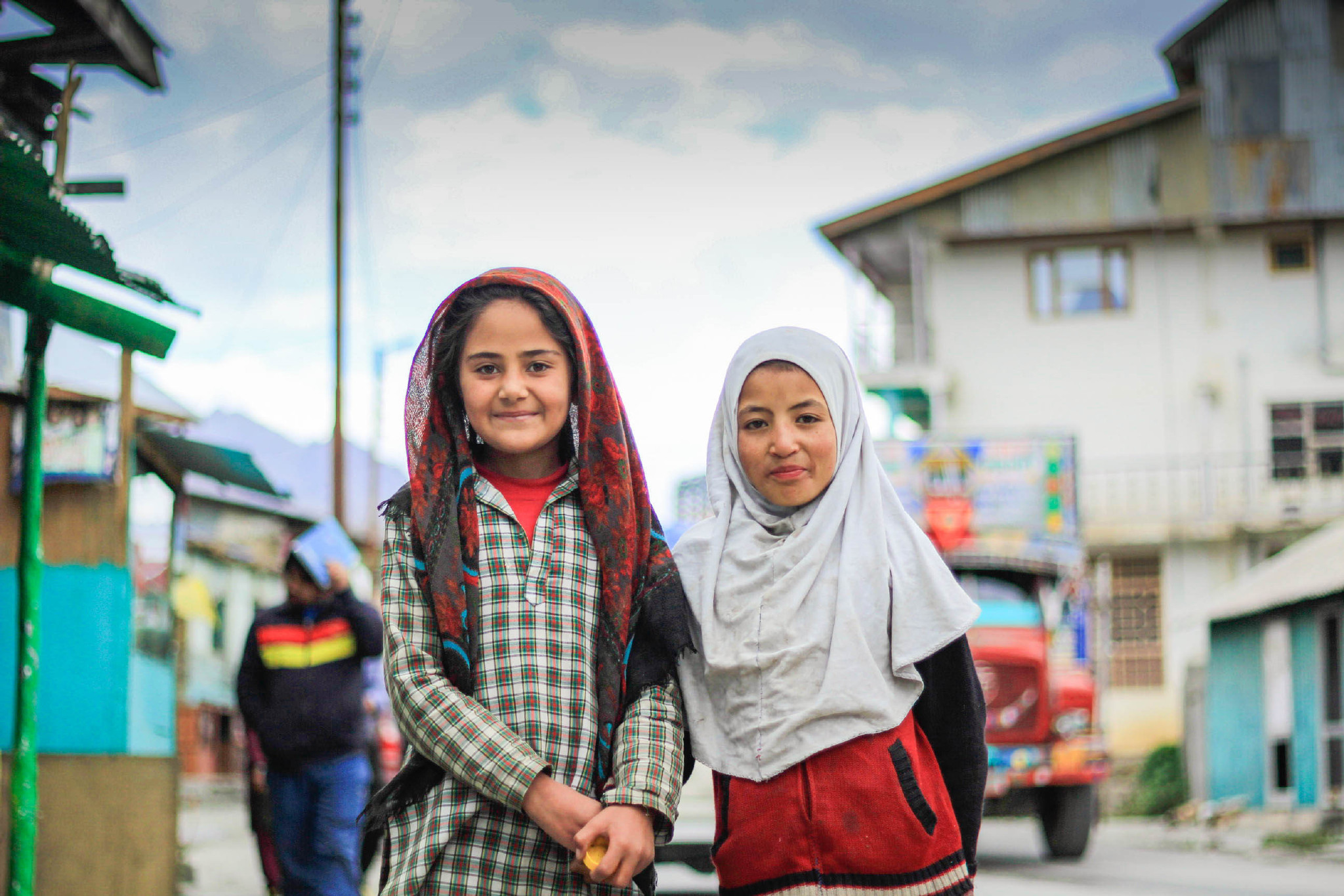 实拍印度穷小孩富小孩:不管怎样,都要做快乐的小孩