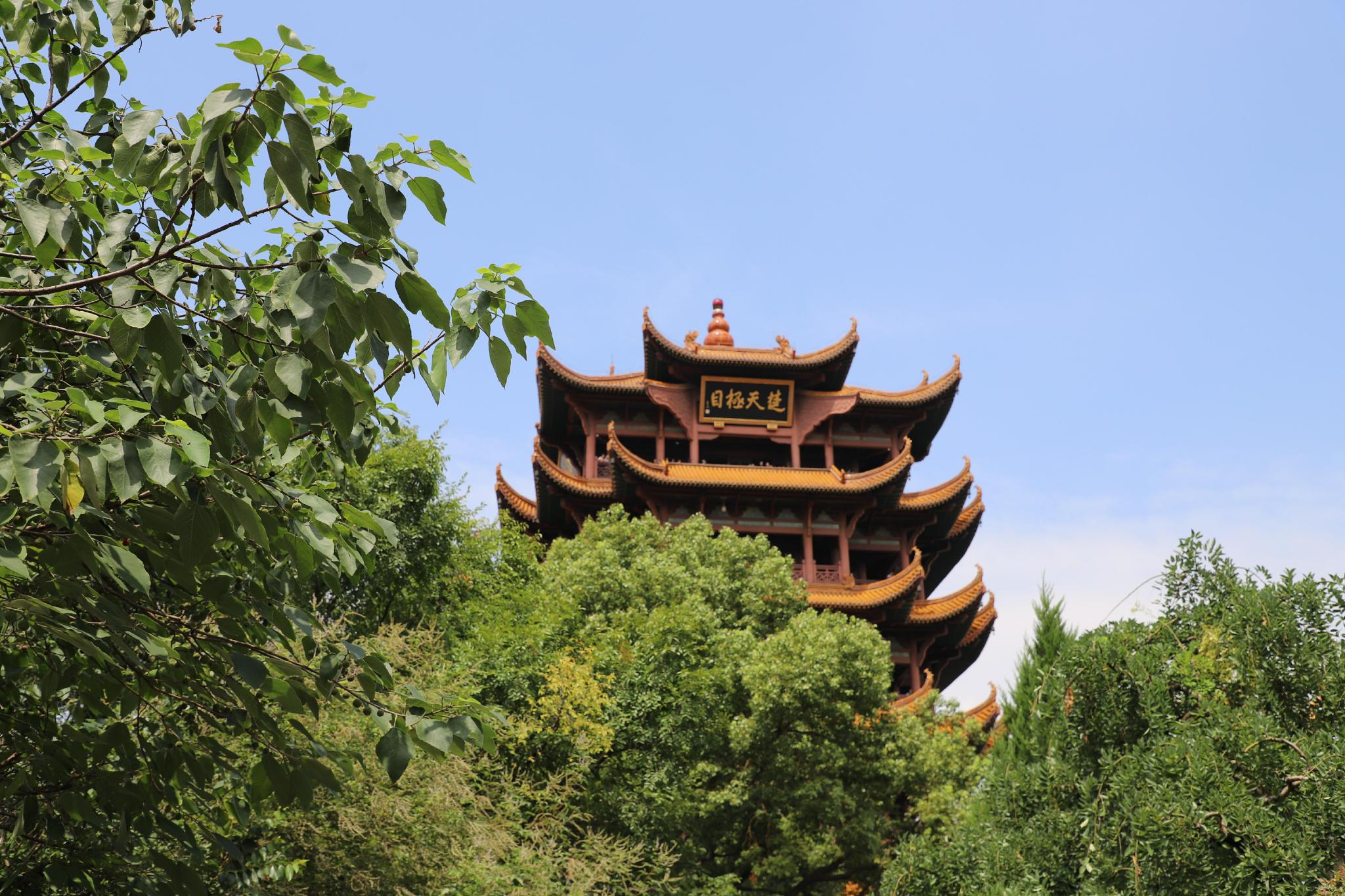 黄鹤楼是武汉城市地标建筑和著名景点,国家aaaaa级风景区,江南三大名