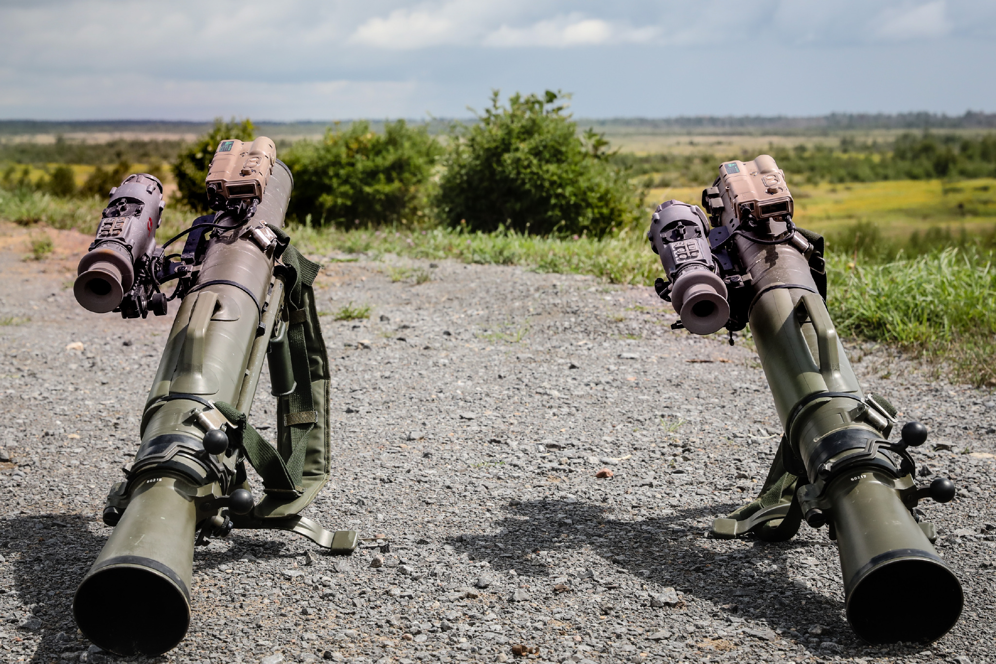美军陆军第十山地师的士兵在德拉姆堡基地测试加装了anpas13e中型非