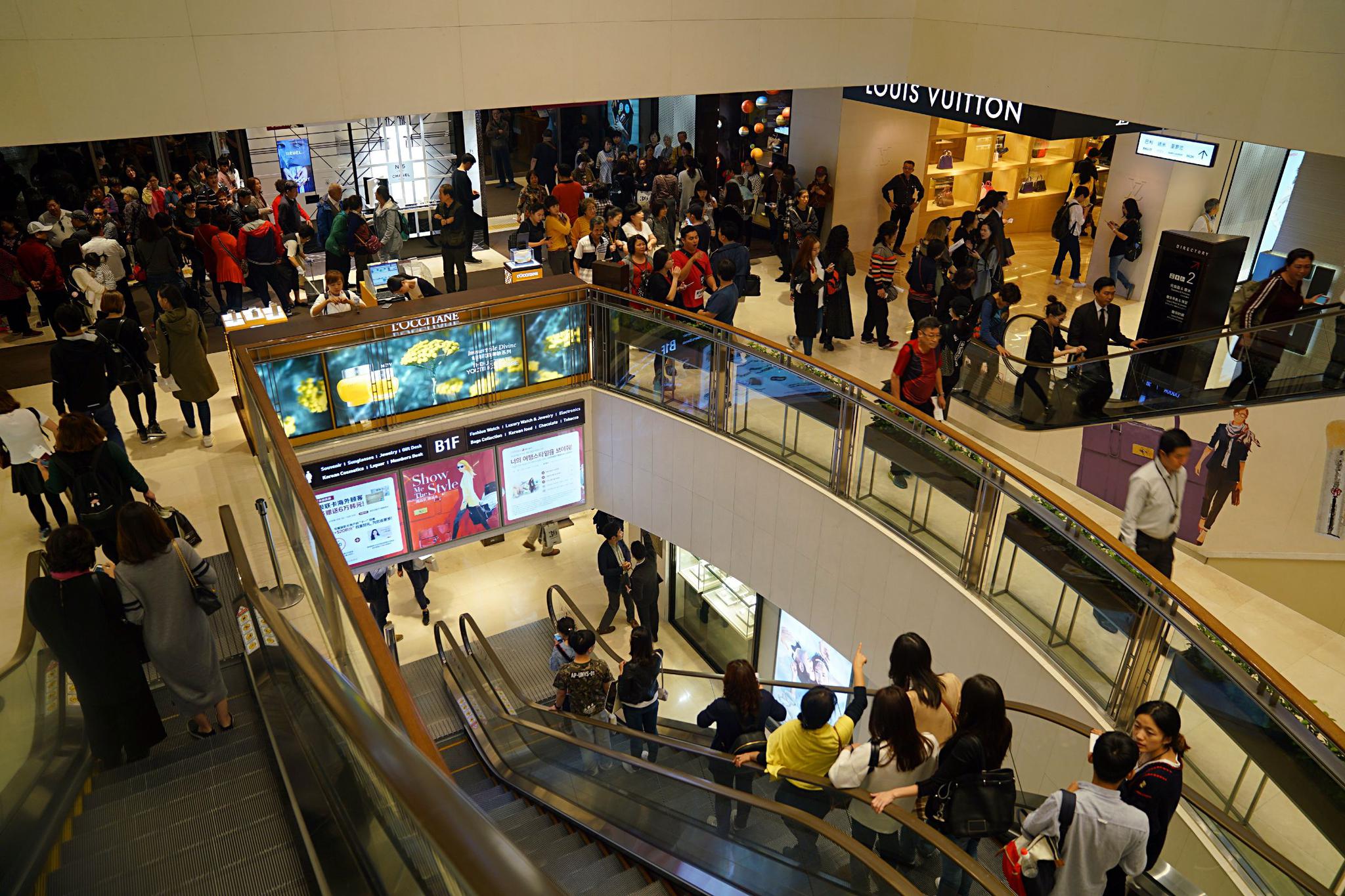 中国人在韩国免税店大打出手,中国使馆发声,网友齐问:有用吗?