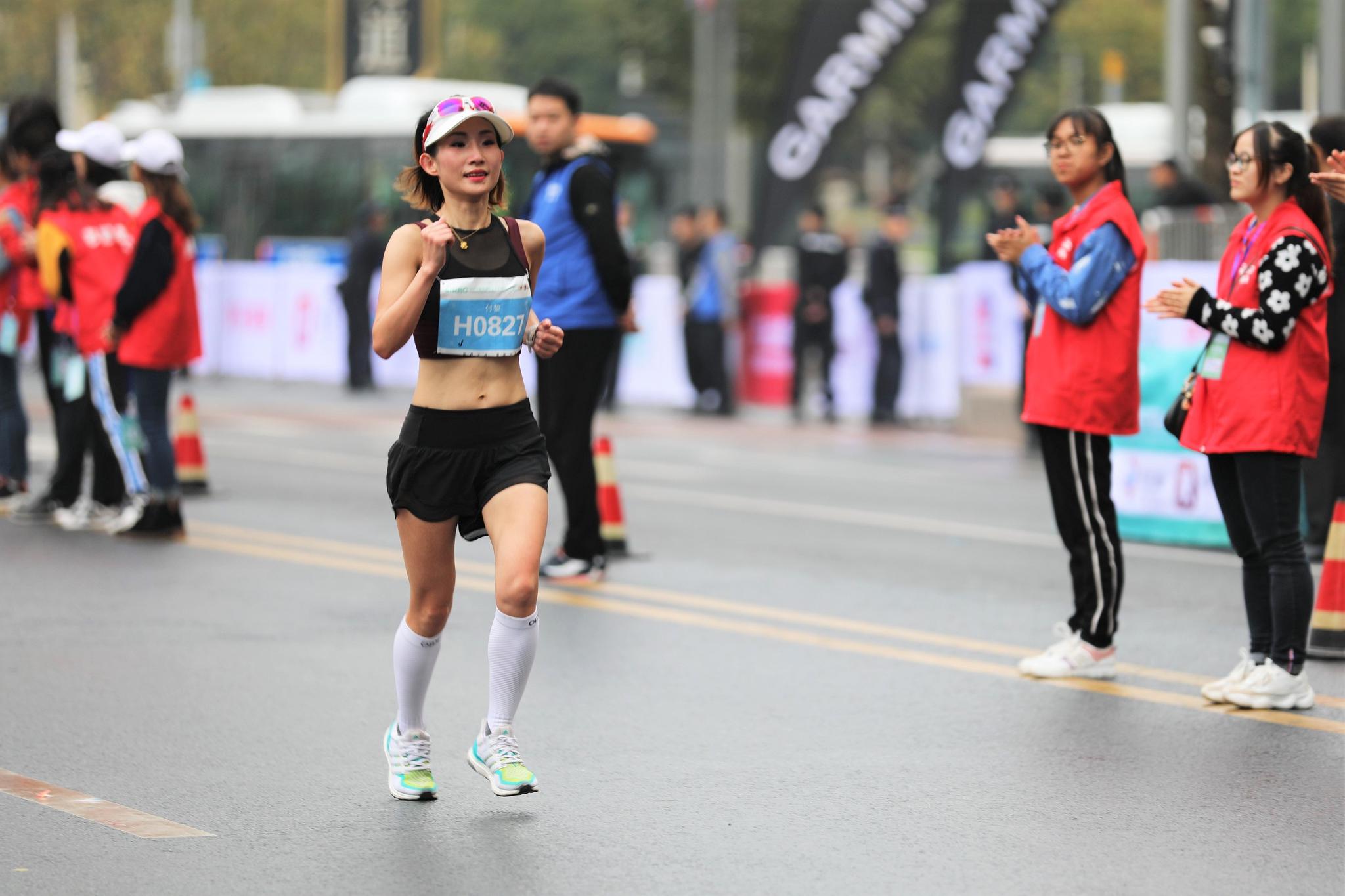 更让全球的女性马拉松运动员和爱好者也纷纷前来重庆参赛,现场打望的