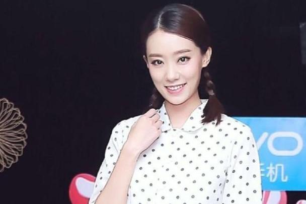她是冯巩的爱女,却为贾玲打工,上春晚因跷二郎腿走红!