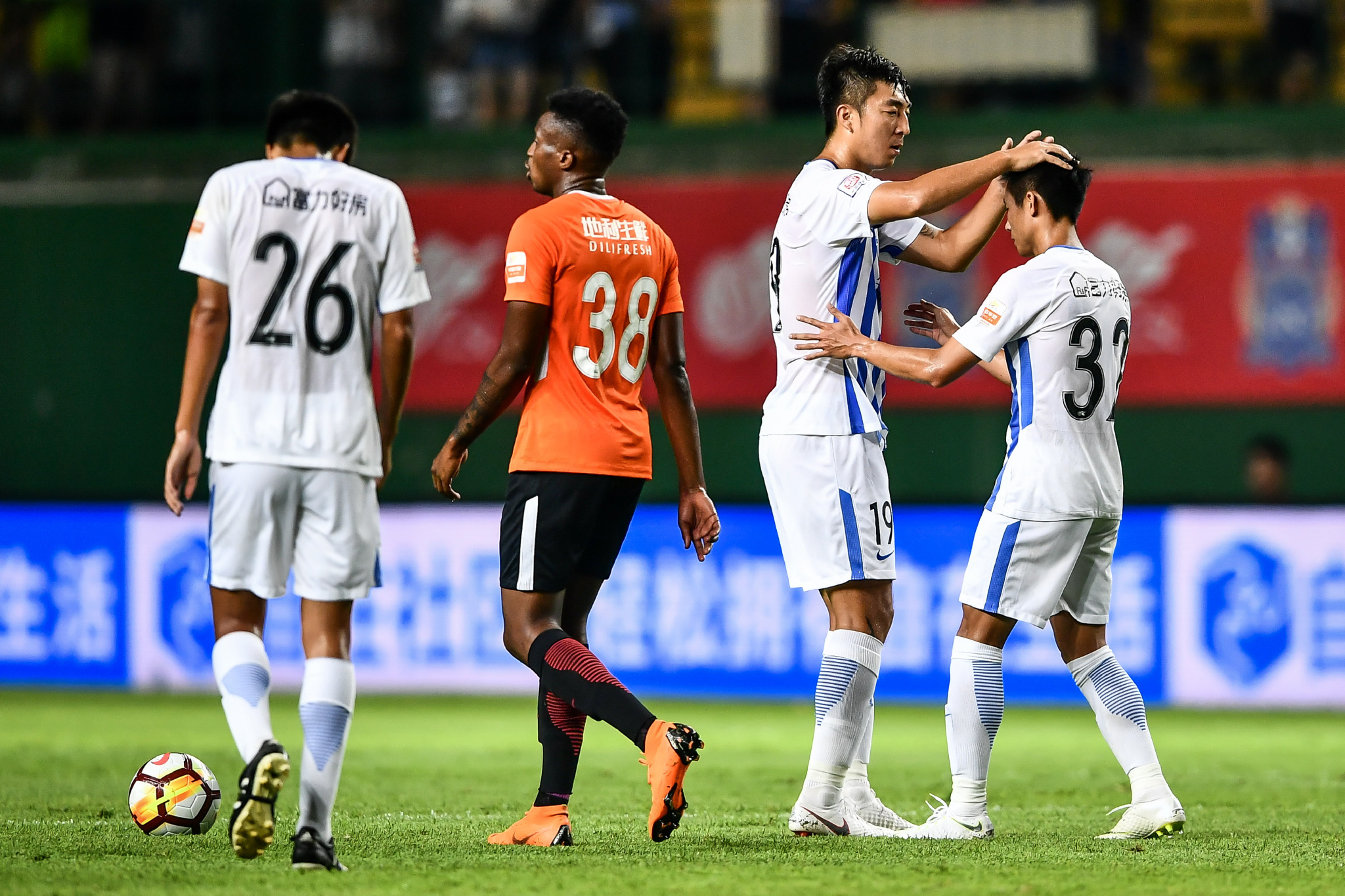 上半场比赛结束,广州富力凭借钊仔和雷纳迪尼奥的进球