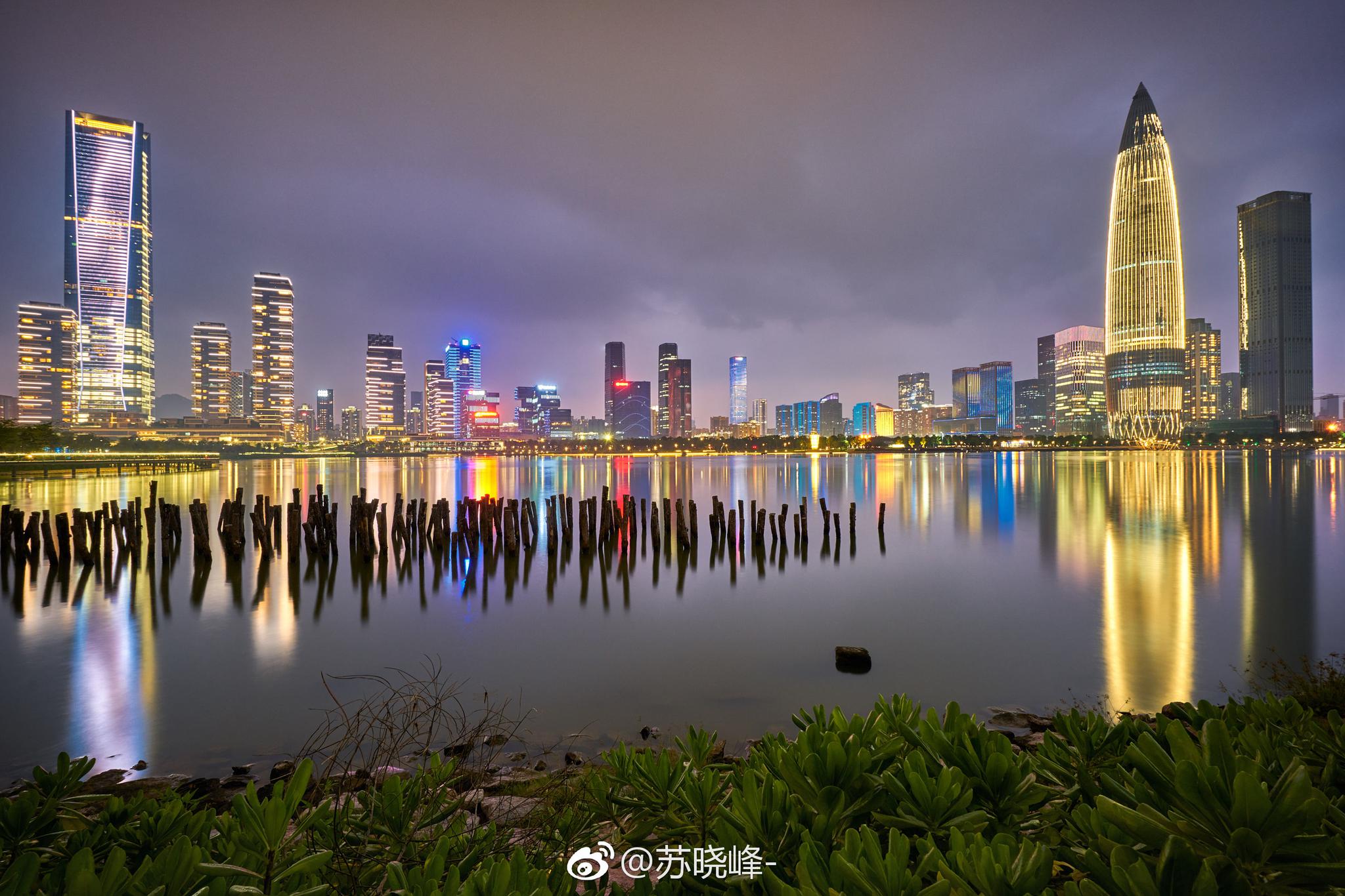 深圳湾人才公园的城市夜景一流。还是上周去深圳时拍的。