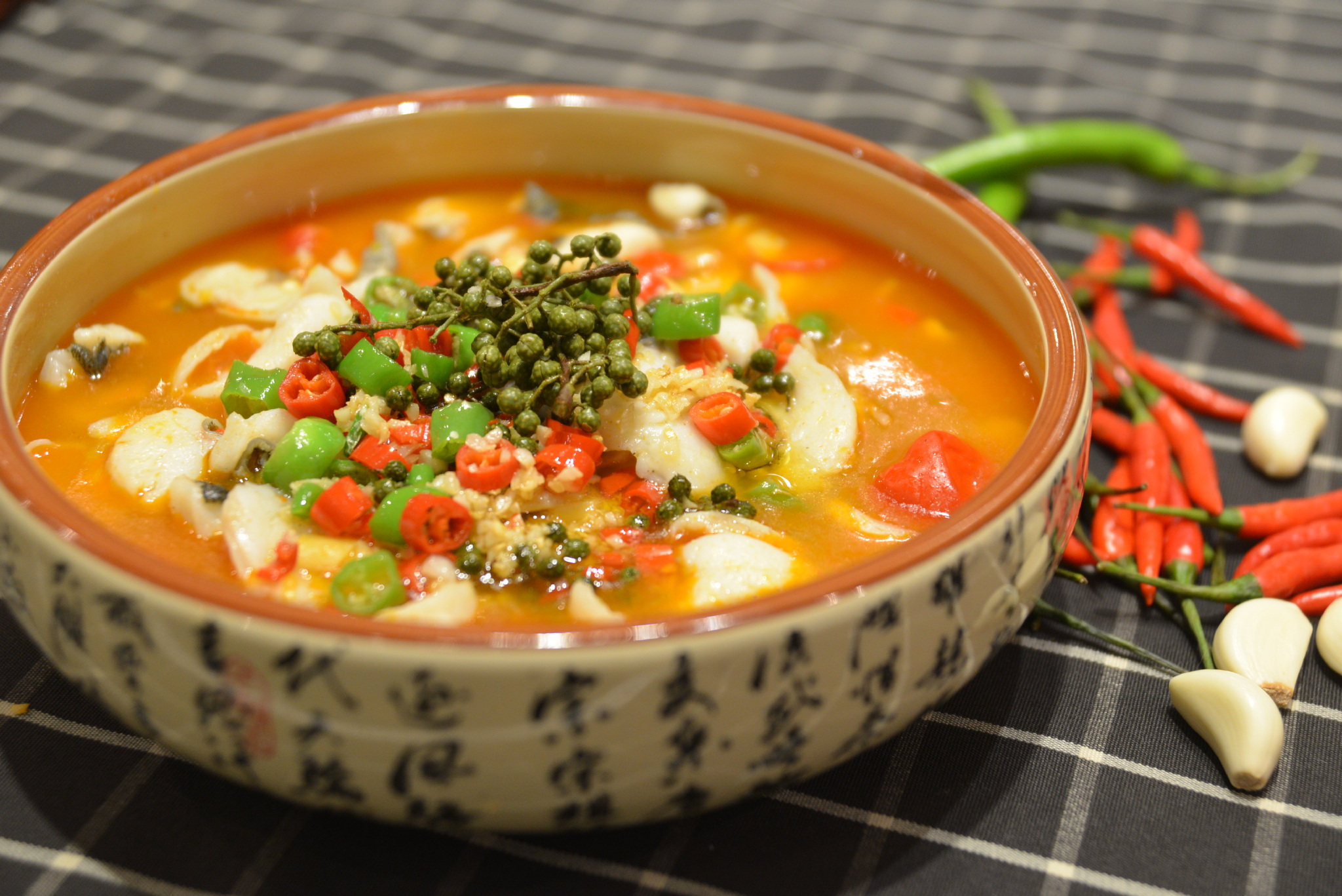 皱纹食谱1:水煮鱼材料:1鲜鱼,盐,料酒,粉,红椒,姜,蒜适量.