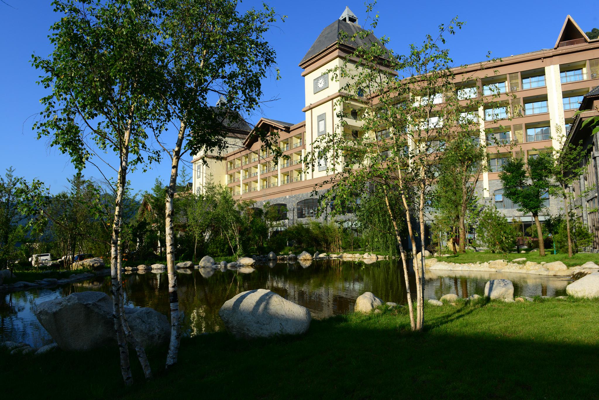 距离太白县城12公里时,在一片片绿色农田边看到一个漂亮悦豪假日酒店