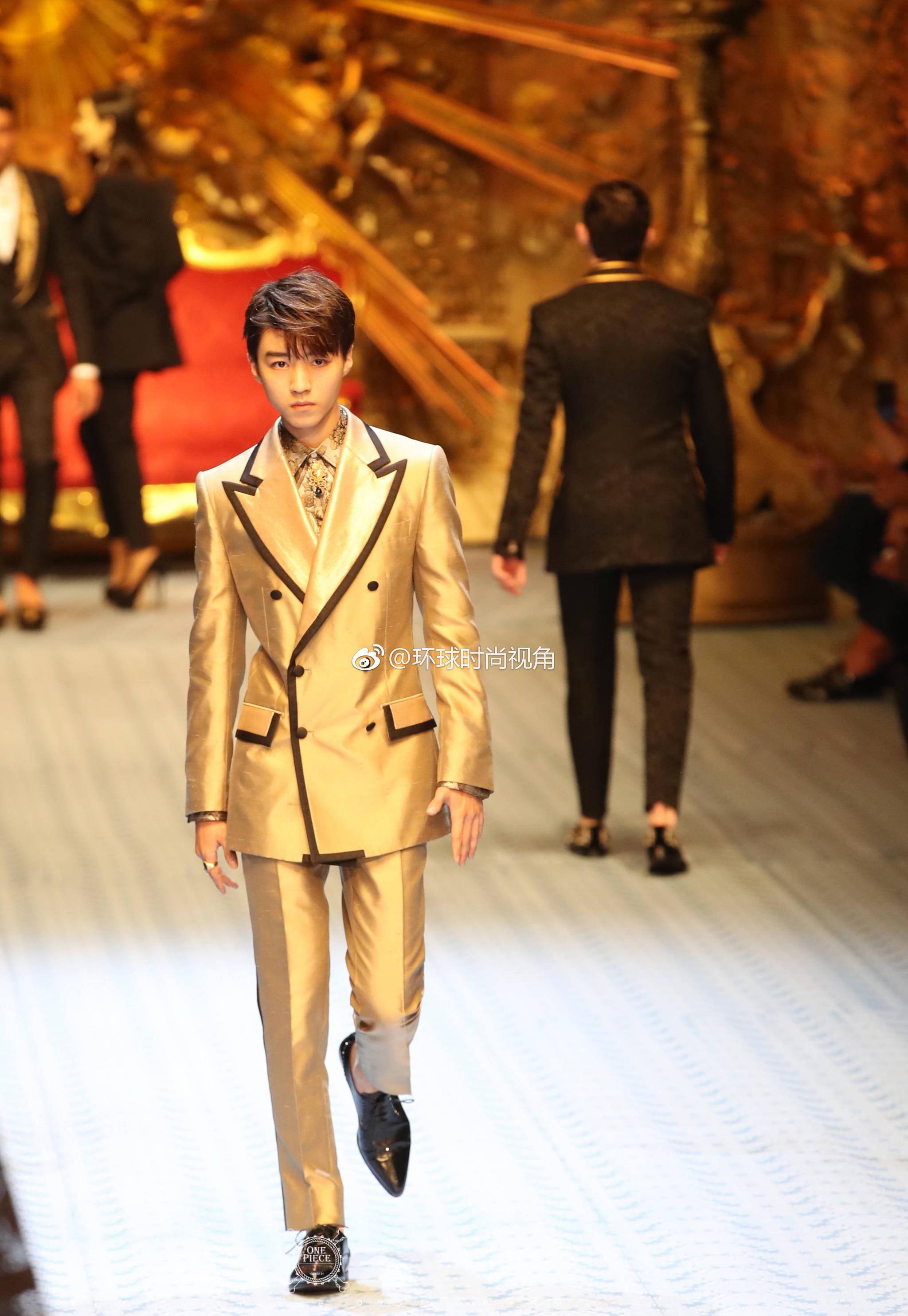 王俊凯米兰走秀华服配少年 一身贵气