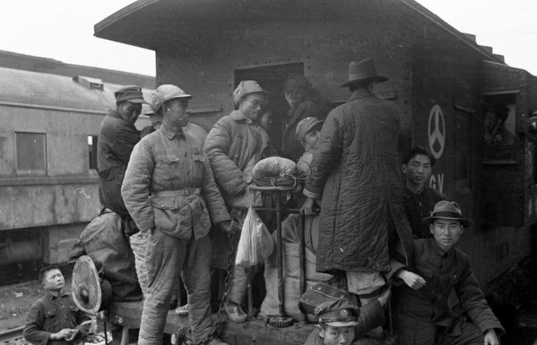 抗战时期真实老照片,火车上挤满人,图2车顶上也都是人