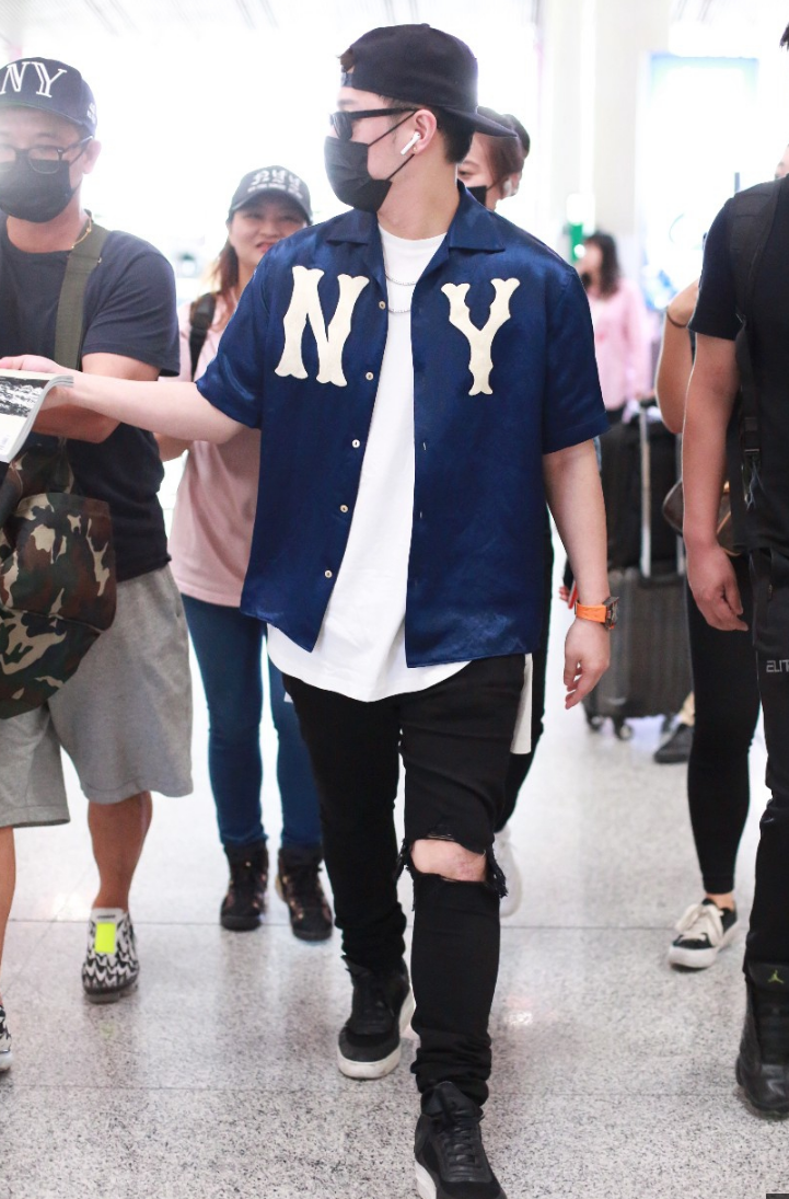 潘玮柏穿牛仔衬衫下搭破洞牛仔裤现身机场反戴棒球帽好酷