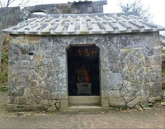 这座山上有一座庙宇,被称为双圣庙.孙悟空的墓就在这座庙宇之中.