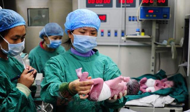 孕妇双胞胎女儿拼二胎,看到孩子出生后,婆婆瘫倒在地破口大骂