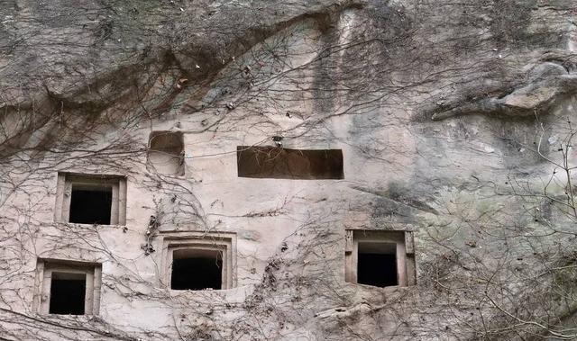 大隐隐天山,神秘的崖墓群