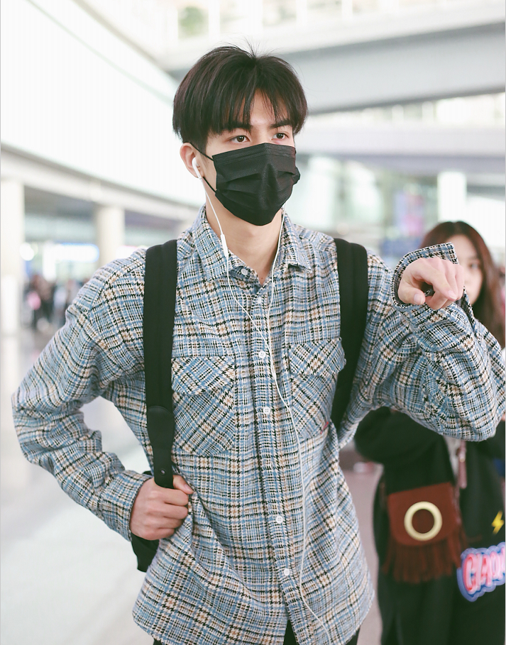 宋威龙穿灰色格纹衬衫搭配黑色运动裤休现身机场 帅气有型