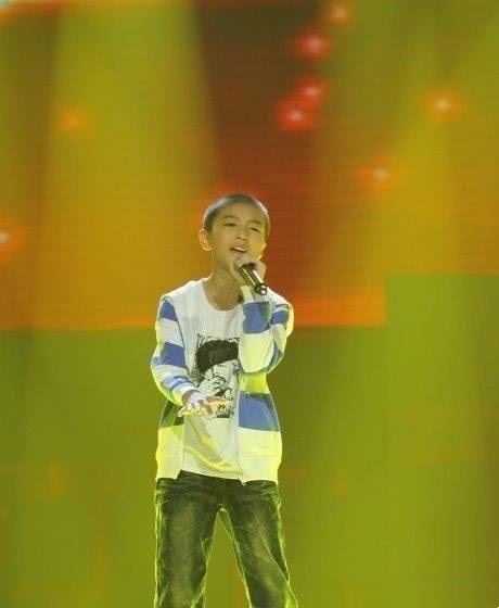 王俊凯儿时参加唱歌比赛,平头造型十分可爱,台风超好!