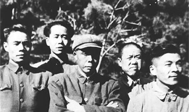 红军连长会打仗, 两位元帅都夸他, 趁政委做报告时剿灭一股土匪|匡斌|土匪|政委_新浪新闻