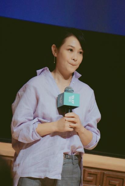 48岁刘若英穿斜肩长裙现身,脸上不见什么皱纹,网友:像28岁