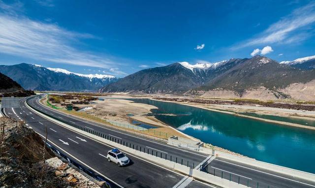 成都到拉萨的川藏高速一大半都完工了, 下次自驾拉萨两天就到!