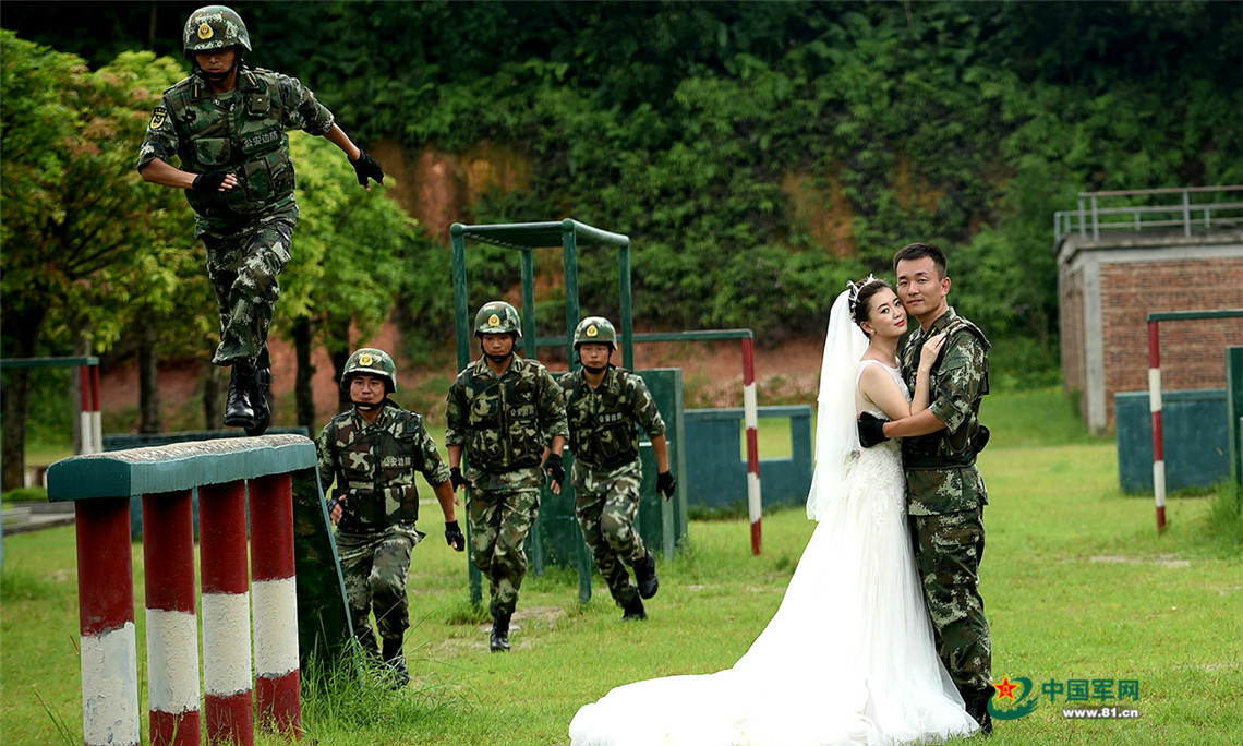 军嫂辛苦,收起自己的酸甜苦辣,臂膀比军人还要更坚强