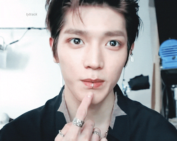 让粉丝心空,打各种耳洞,戴唇钉也漂亮七位明星,你喜欢吗?