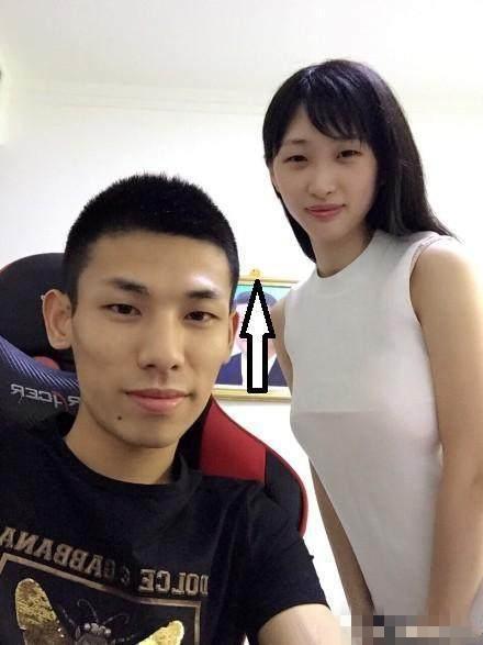 看旭旭宝宝直播,有时候会带着他们可爱的儿子一起出镜,宝哥也是幸福啊