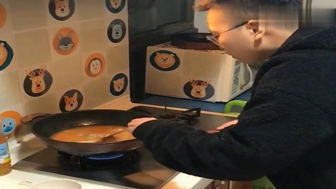 爸爸负责上班,三胞胎兄弟负责监工,快点干活不许偷懒,萌翻了!