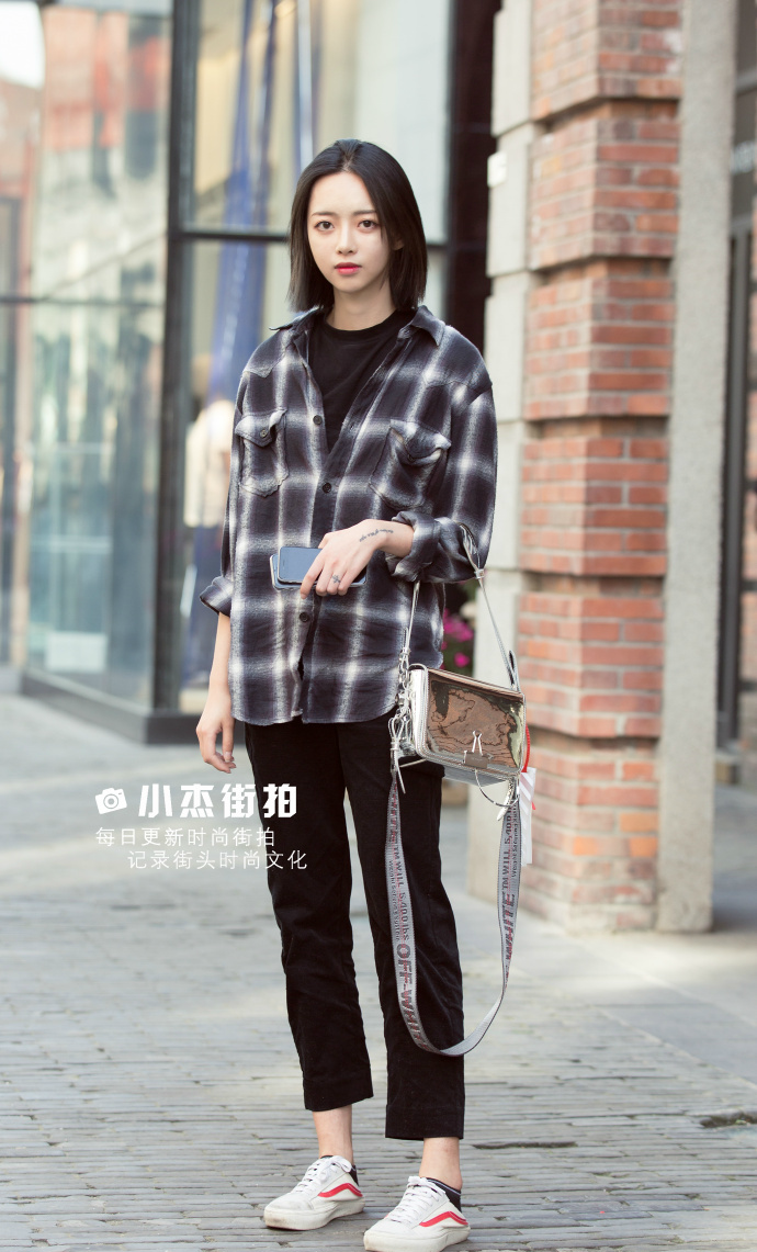 黑白条纹t恤搭配什么颜色裤子_粉色t恤搭配什么颜色裤子