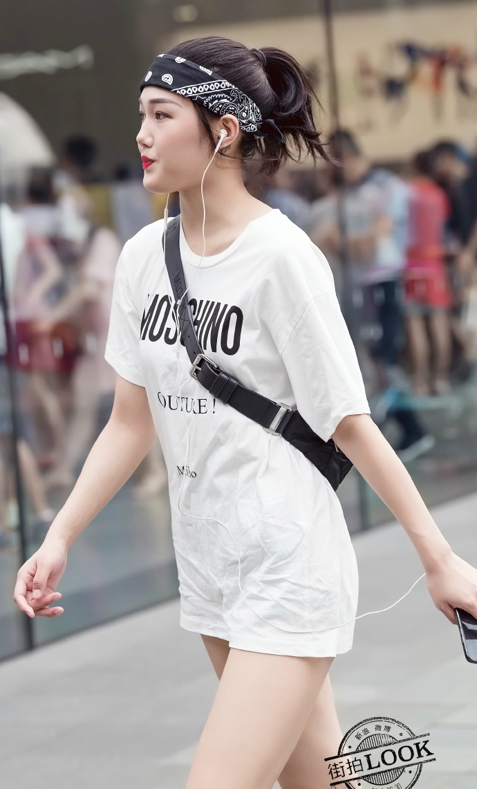 街拍重庆夏日休闲的穿衣风格才是比较时尚潮流的搭配