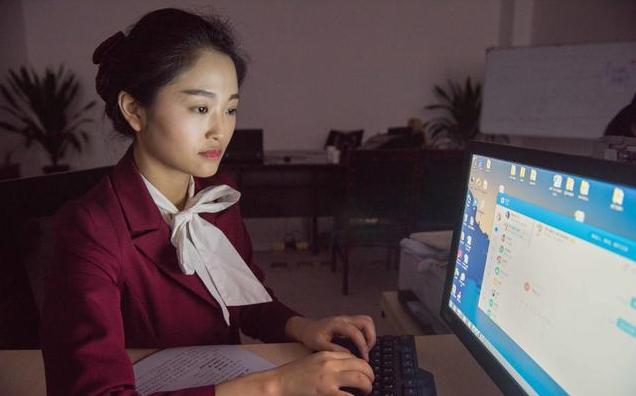 女员工刚入职,每天"主动"加班,一个月后成了公司同事的笑柄