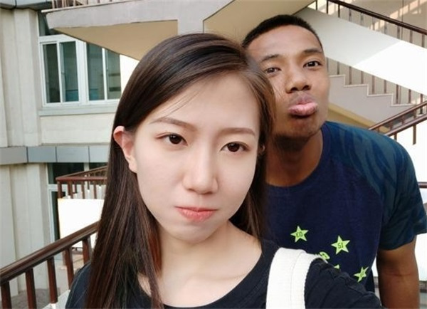 祝铭震自不必说不仅家境好而且还是混血中国女友自然很是喜欢,而丘天