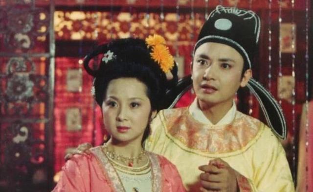 《红楼梦》中一人分饰两角,分别饰演"北静王"和"柳湘莲",年轻时的侯