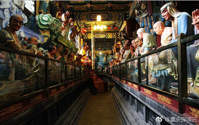 重庆解放碑不远的民族路上,有座寺庙叫罗汉寺,电影《疯狂的石头》就是