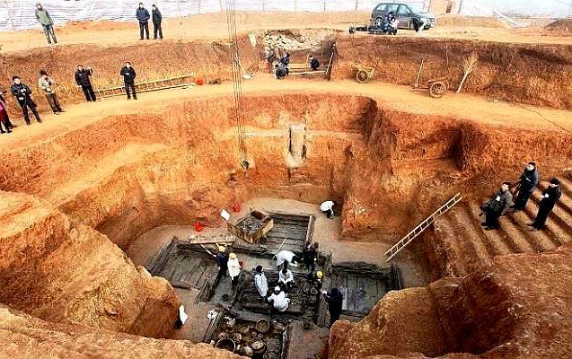 一场暴雨,竟冲刷出千年古墓?其中1出土文物,让专家议论不休!