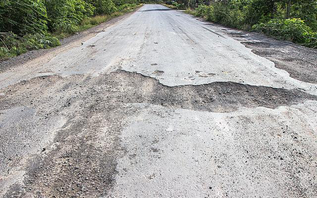 农村新修得村村通公路,没几年就全是大坑,让农民寒心!
