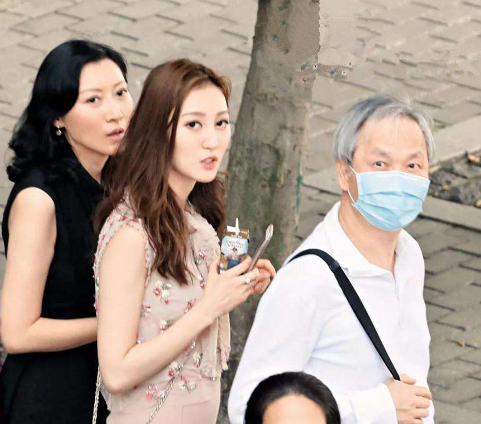 吴志诚何艳娟相差40岁领证,除了他们还有2对,看完网友沉默了!