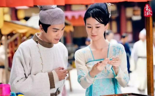 2004年,张若昀因参演首部电视剧《海的誓言》而进入演艺圈.