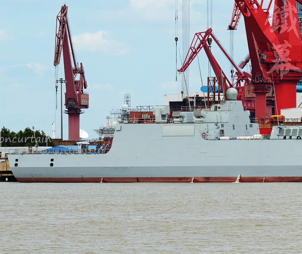 055万吨大驱高清照有新发现 舰桥顶部装了个"大眼睛"