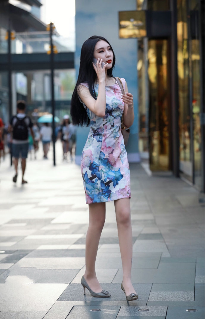 街拍小姐姐这样穿娇柔的身材线条真优美传递女神般的魅力