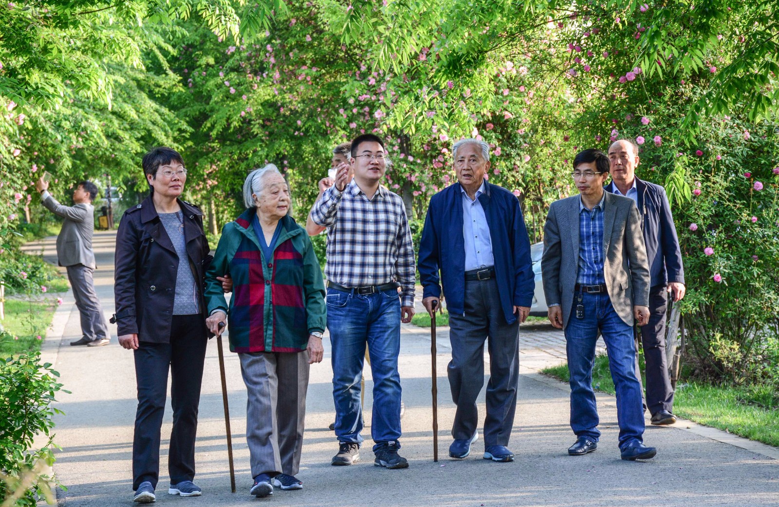 前中宣部部长王忍之参观鹅湖玫瑰园