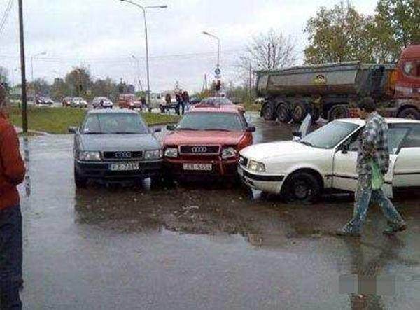 大家看下图中红白黑三辆的车子在驶 进一个加油站的时候发生了碰撞